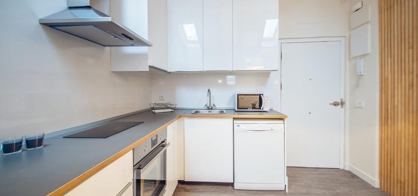 Cocina Estilo moderno Color ocre, blanco, gris  diseñado por Arkin | Arquitecto | Copyright http://arkin.es/portfolio/atico/