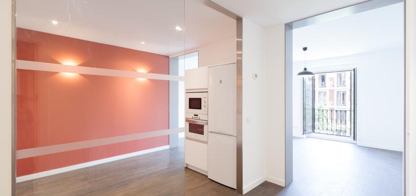 Salon Estilo moderno Color rojo, blanco  diseñado por Arkin | Arquitecto 