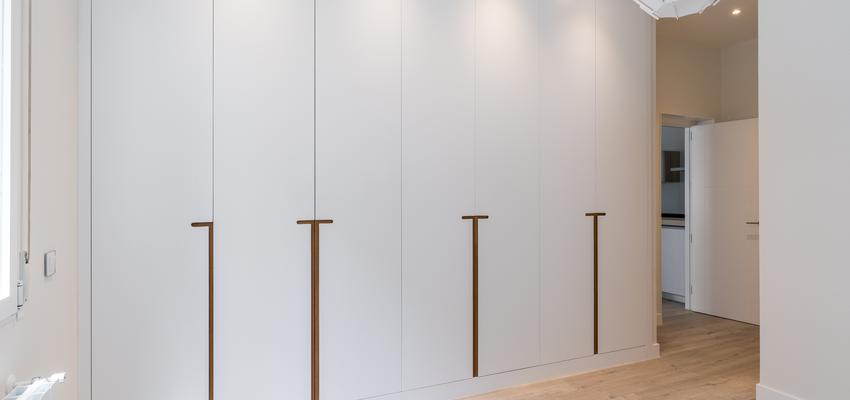 Dormitorio Estilo moderno Color beige, blanco, bronce  diseñado por Arkin | Arquitecto | Copyright http://arkin.es/portfolio/principe-de-vergara/