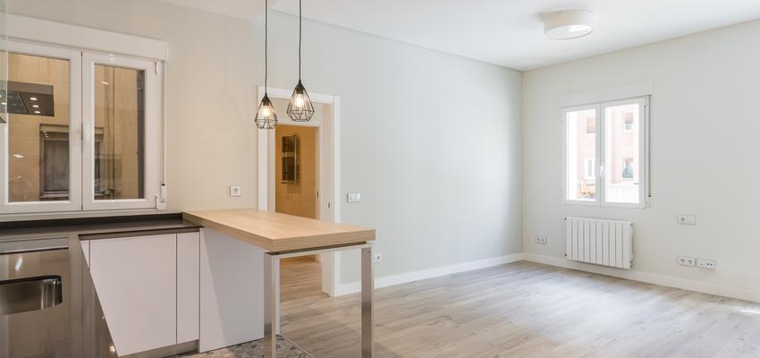 Cocina, Salon Estilo moderno Color beige, blanco, gris  diseñado por Arkin | Arquitecto | Copyright http://arkin.es/portfolio/principe-de-vergara/