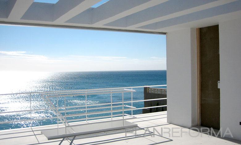 Exterior style moderno color blanco  diseñado por Decoservis Reformas en Alicante | Gremio | Copyright Decoservis