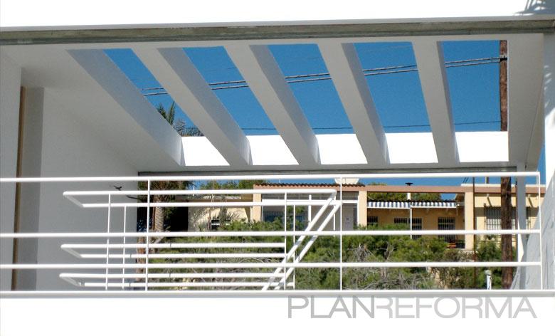 Exterior style moderno color blanco  diseñado por Decoservis Reformas en Alicante | Gremio | Copyright Decoservis