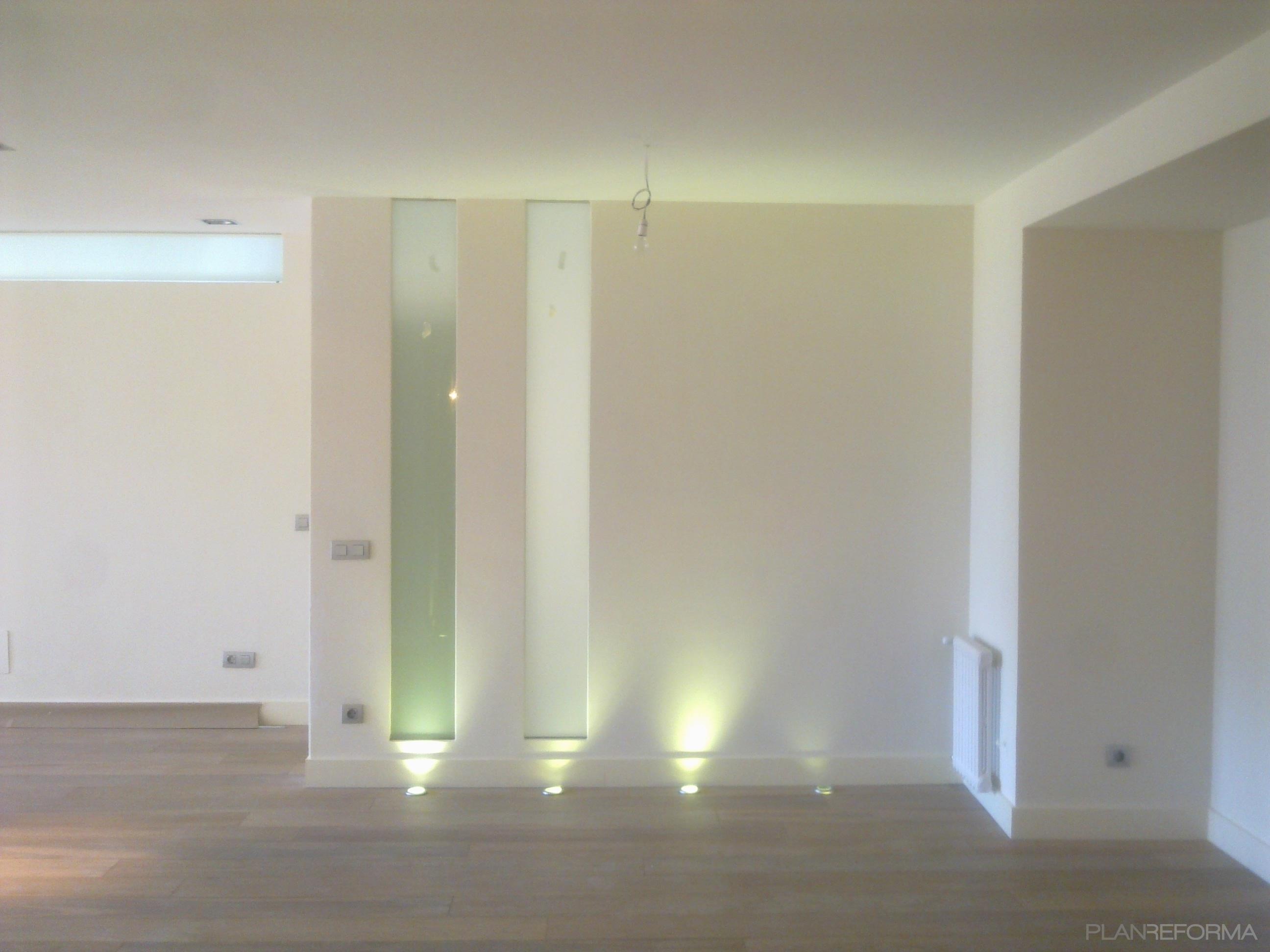 Salon Estilo contemporaneo Color marron, blanco  diseñado por RYDE reformas - interiorismo - decoración | Interiorista 