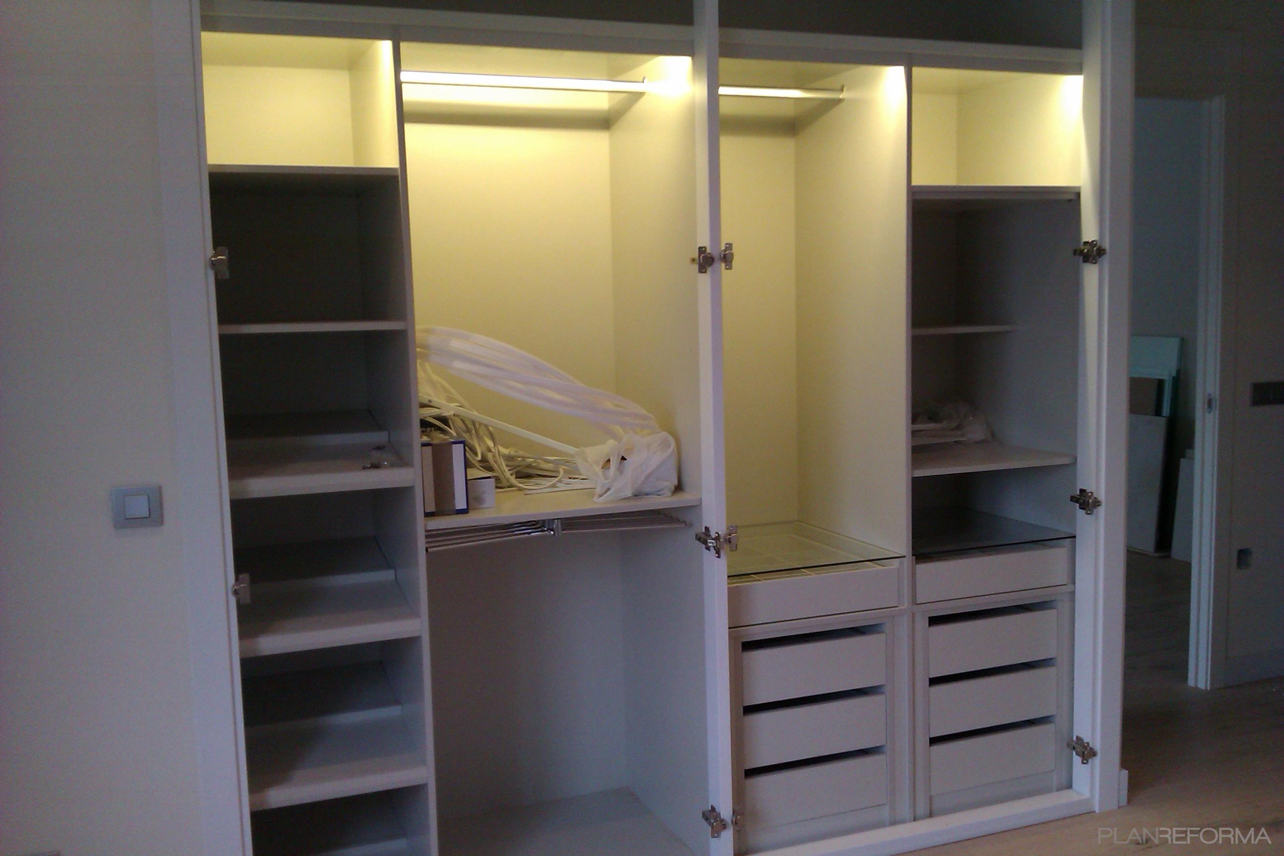 Vestidor Estilo contemporaneo Color marron, blanco  diseñado por RYDE reformas - interiorismo - decoración | Interiorista 