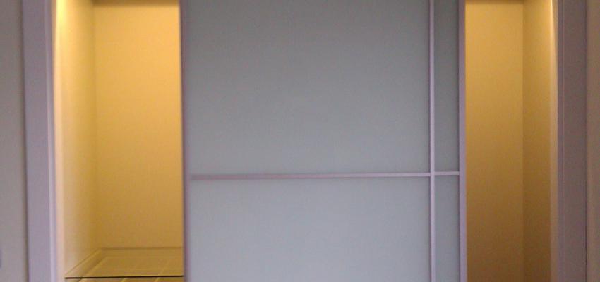 Vestidor Estilo contemporaneo Color blanco, gris, plateado  diseñado por RYDE reformas - interiorismo - decoración | Interiorista 