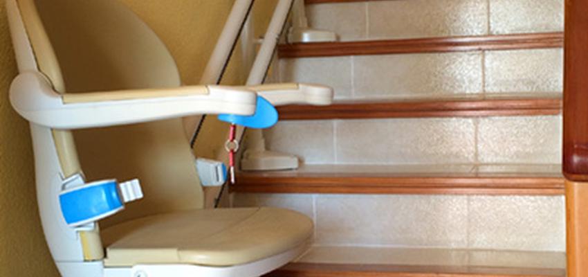 Escalera Estilo moderno Color marron, beige, plateado  diseñado por Salvaescaleras Valencia | Gremio | Copyright Silla salvaescalera interior