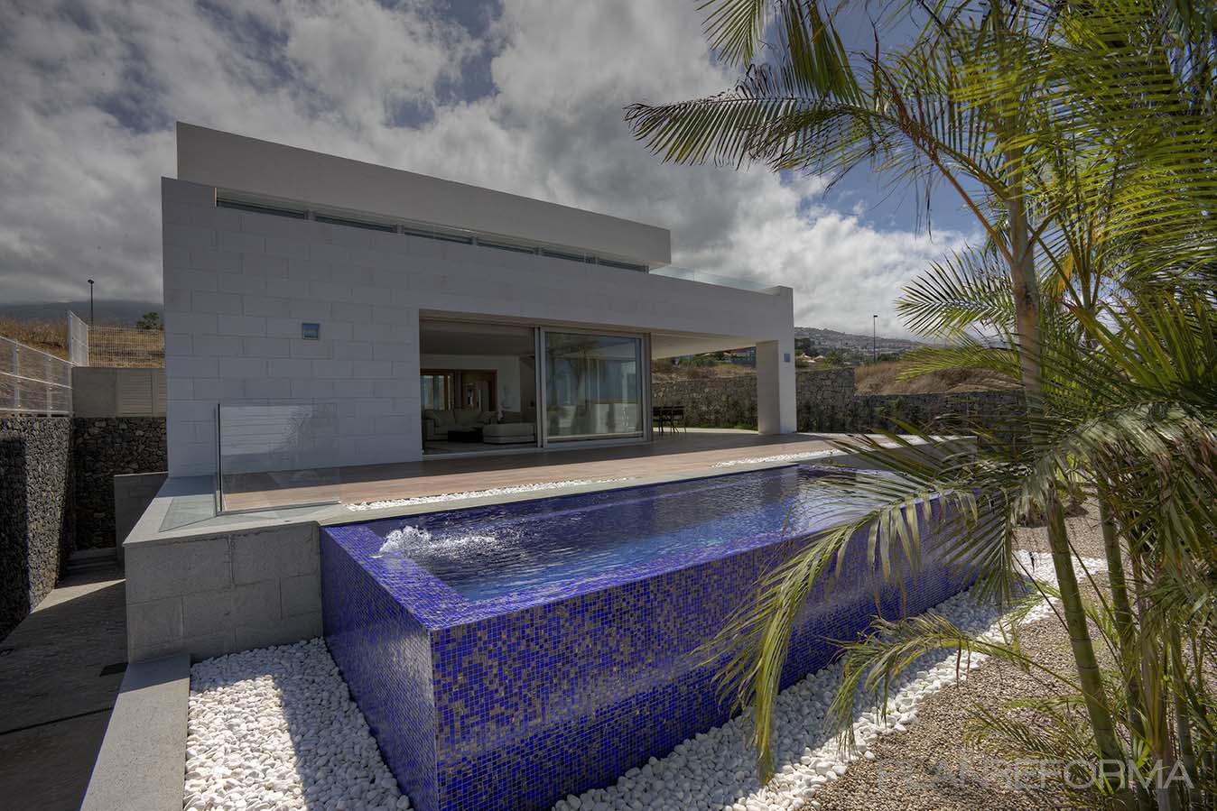Exterior style moderno color azul oscuro, marron, blanco, gris  diseñado por CORREA + ESTEVEZ ARQUITECTURA | Arquitecto 