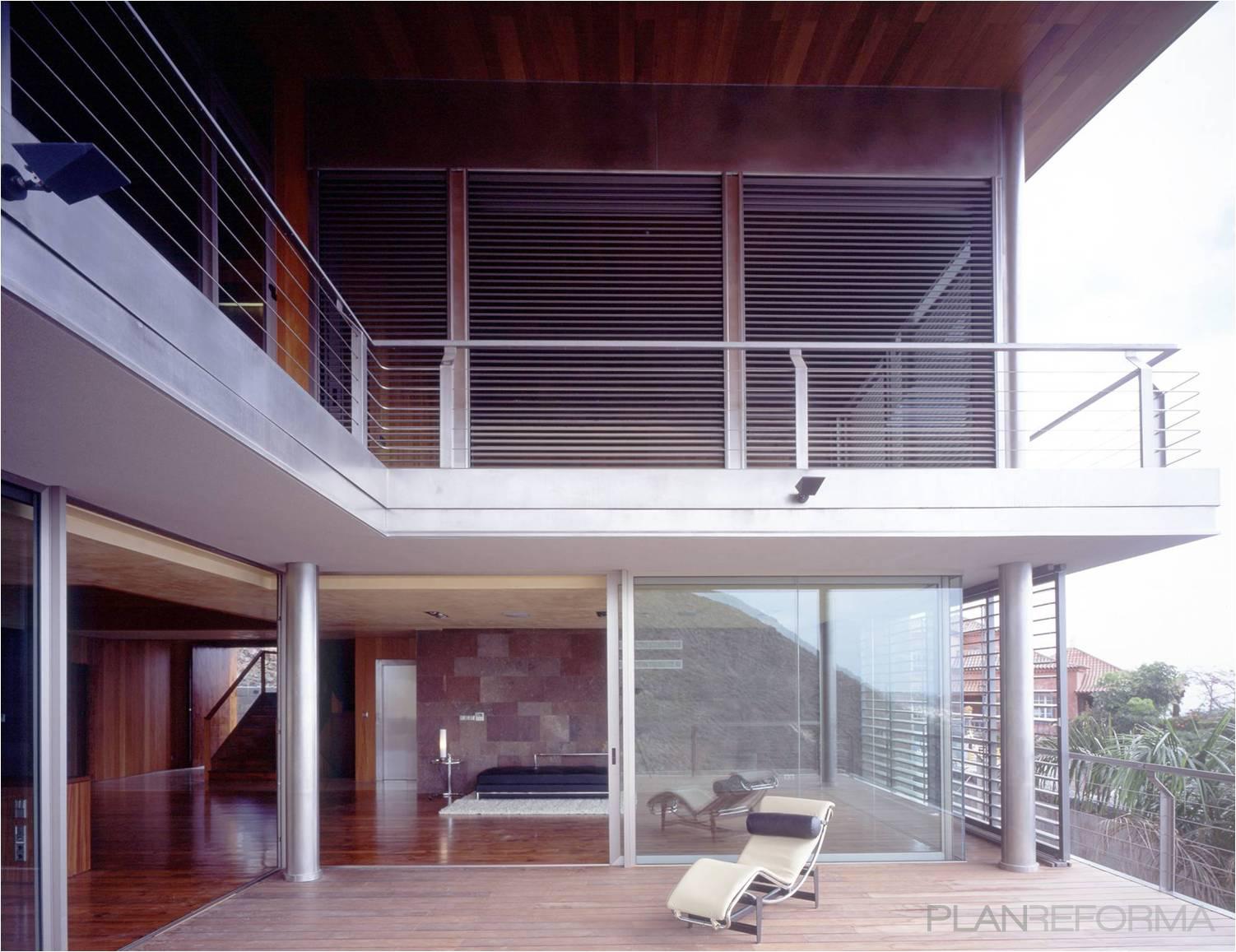 Terraza, Salon style contemporaneo color marron, marron, blanco, gris  diseñado por CORREA + ESTEVEZ ARQUITECTURA | Arquitecto 