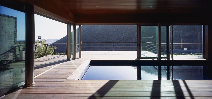 Piscina style contemporaneo color marron, marron  diseñado por CORREA + ESTEVEZ ARQUITECTURA | Arquitecto 