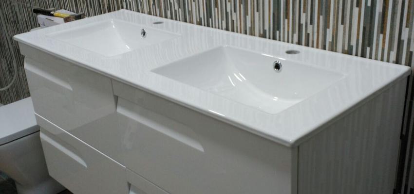 Baño Estilo moderno Color marron, verde, blanco  diseñado por Daniel | Reformista, constructor 