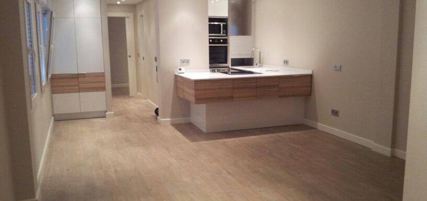 Cocina Estilo contemporaneo Color amarillo, gris  diseñado por Construcciones Ovethus | Arquitecto Técnico 