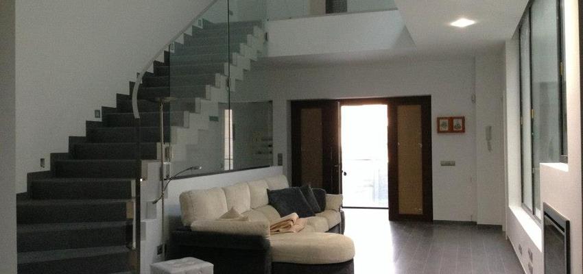 Recibidor, Vestibulo, Pasillo Estilo contemporaneo Color beige, blanco, negro  diseñado por Construcciones Ovethus | Arquitecto Técnico 