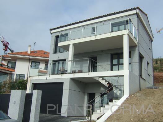 Exterior Estilo contemporaneo Color gris  diseñado por Construcciones Ovethus | Arquitecto Técnico 
