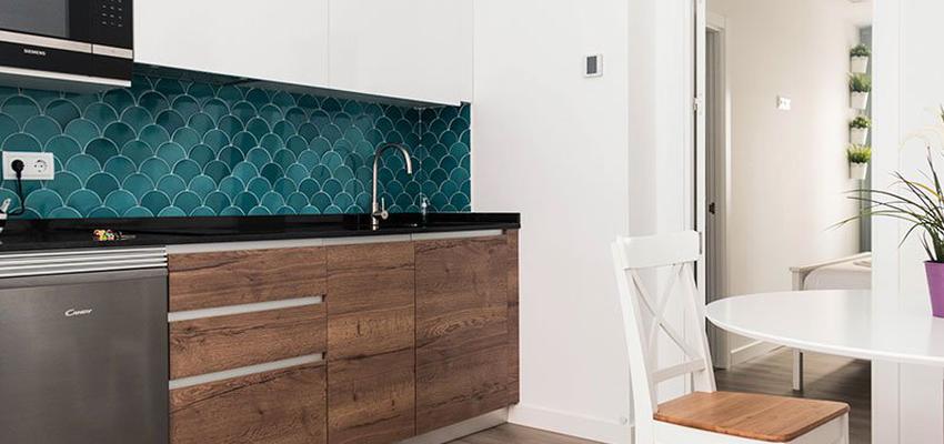 Cocina Estilo contemporaneo Color turquesa, marron, blanco  diseñado por Beatriz Mejía | Interiorista | Copyright Estudio Ryd