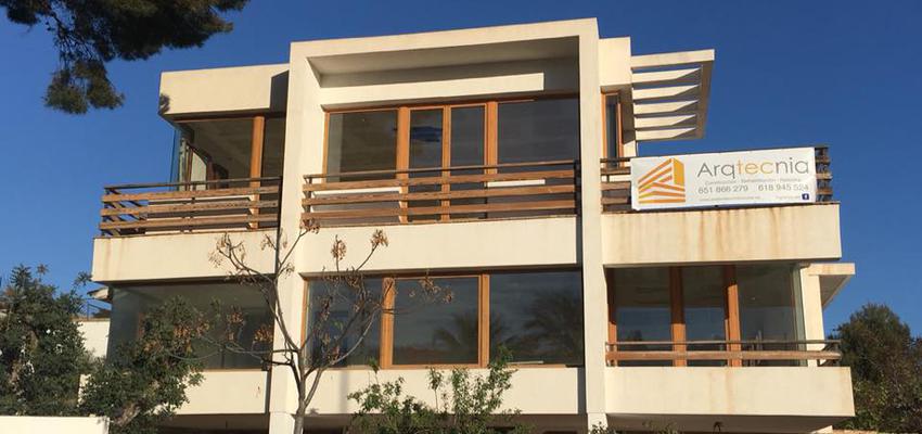 Exterior Estilo moderno Color blanco, gris, dorado  diseñado por Arqtecnia | Gremio | Copyright Arqtecnia Construccion