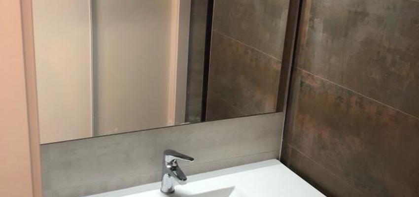 Baño Estilo moderno Color blanco, gris, dorado  diseñado por Arqtecnia | Gremio | Copyright Arqtecnia Construccion