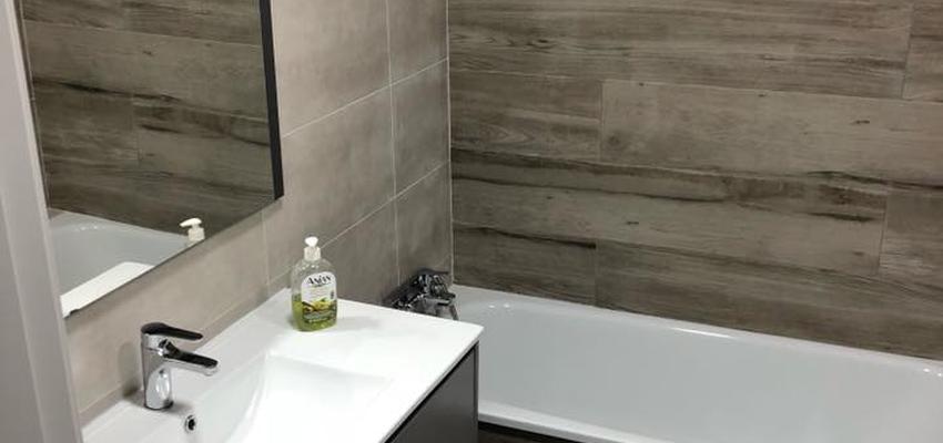 Baño Estilo moderno Color marron, beige, blanco, dorado  diseñado por Arqtecnia | Gremio | Copyright Arqtecnia