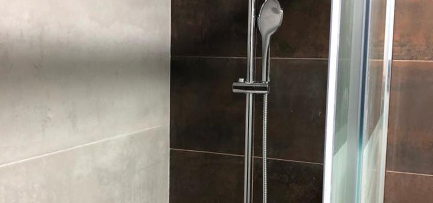 Baño Estilo moderno Color marron, marron, dorado, plateado  diseñado por Arqtecnia | Gremio | Copyright Propio