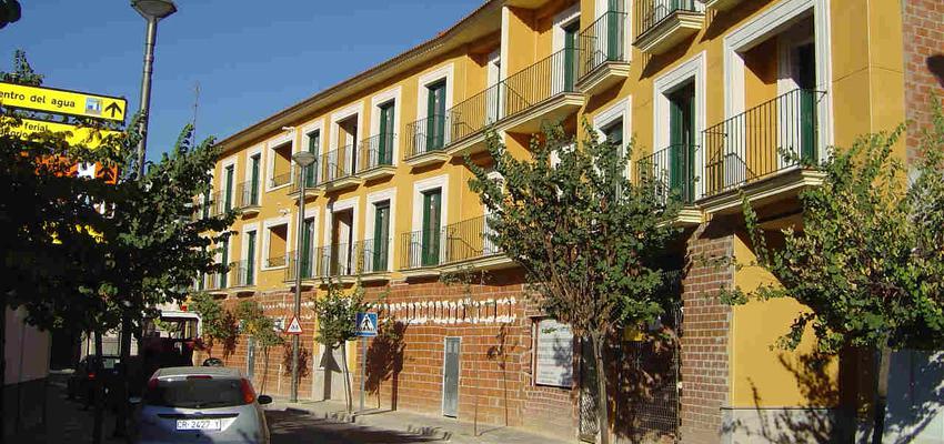 Exterior style tradicional color amarillo, beige, marron  diseñado por Alfonso Ruiz Mijares | Arquitecto | Copyright Edifio de viviendas en Daimiel ( C.Real ).