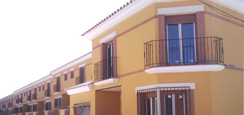 Exterior style tradicional color amarillo, beige, marron  diseñado por Alfonso Ruiz Mijares | Arquitecto | Copyright Conjunto de 18 viviendas unifamiliares en DosBarrios ( Toledo). Cada vivienda unifamiliar : Semisótano : garaje. P.baja : Salón-comedor cocina, aseo y c.estar. p.Alta : 3 dormitorio y baño completo.