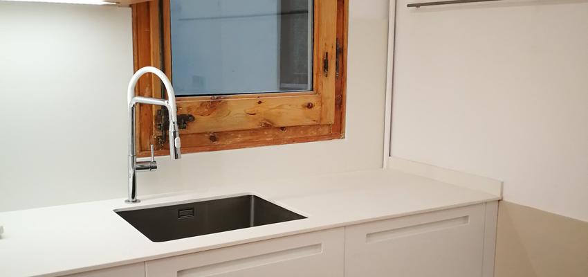 Cocina Estilo vanguardista Color marron, marron, blanco  diseñado por Solid Barcelona | Gremio 