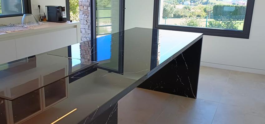 Cocina Estilo moderno Color marron, blanco, negro  diseñado por Lucas Robledo Alarcon | Reformista, constructor 