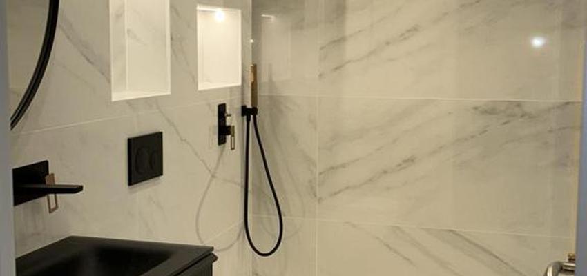 Baño Estilo moderno Color gris, negro  diseñado por Lucas Robledo Alarcon | Reformista, constructor 