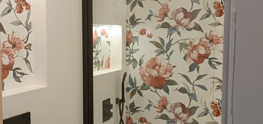 Baño Estilo contemporaneo Color rojo, blanco, negro  diseñado por Lucas Robledo Alarcon | Reformista, constructor 