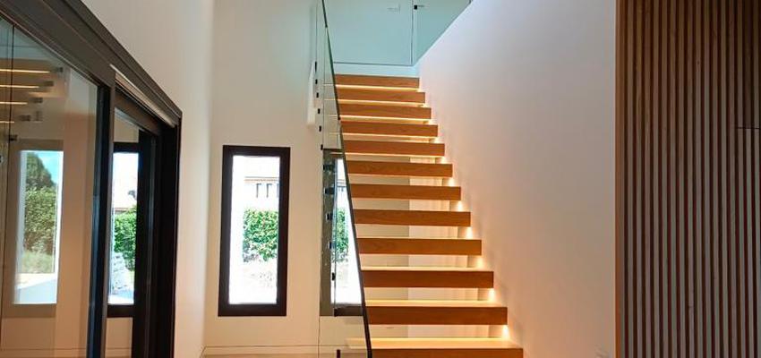 Escalera Estilo moderno Color marron, dorado, plateado  diseñado por Lucas Robledo Alarcon | Reformista, constructor 