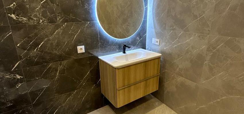 Baño Estilo moderno Color azul, blanco, gris  diseñado por Lucas Robledo Alarcon | Reformista, constructor 