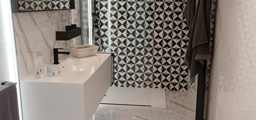 Baño Estilo moderno Color blanco, gris, plateado  diseñado por Lucas Robledo Alarcon | Reformista, constructor 