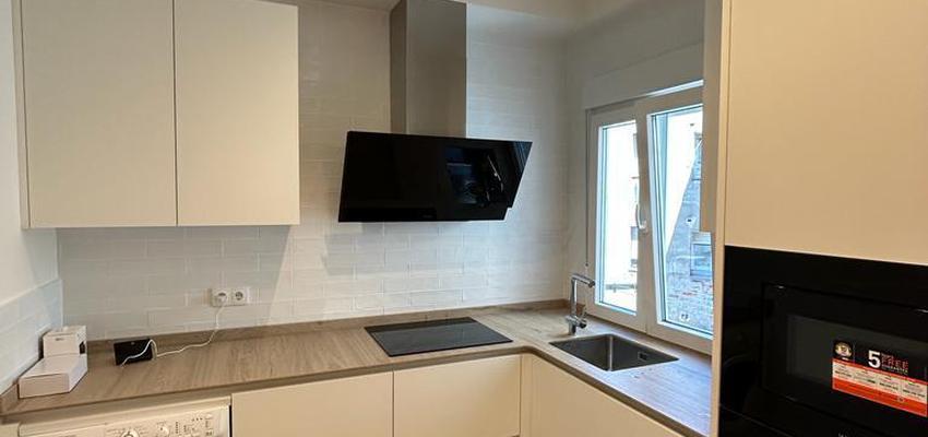 Cocina Estilo moderno Color beige, plateado  diseñado por Lucas Robledo Alarcon | Reformista, constructor 