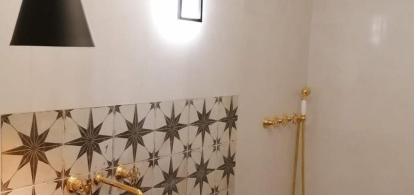 Baño Estilo moderno Color blanco, dorado  diseñado por Lucas Robledo Alarcon | Reformista, constructor 