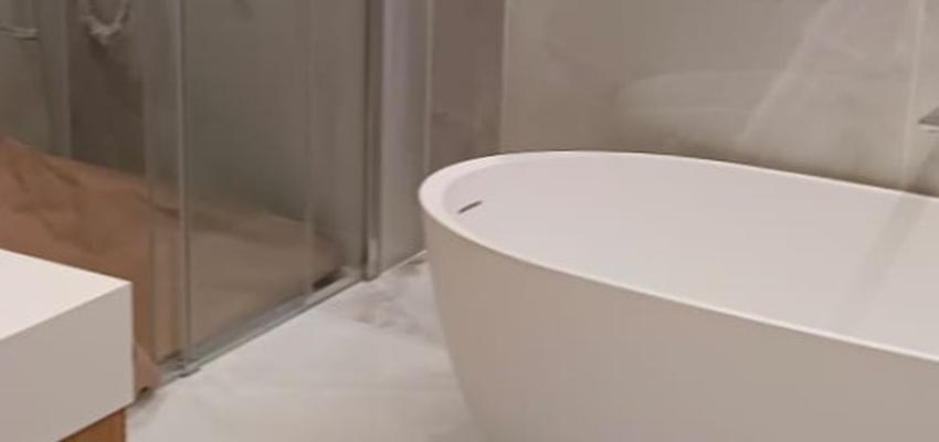 Baño Estilo moderno Color blanco, gris  diseñado por Lucas Robledo Alarcon | Reformista, constructor 