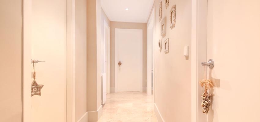 Pasillo Estilo moderno Color beige, blanco  diseñado por acertus | Gremio | Copyright acertus