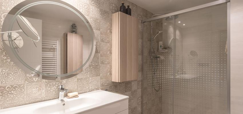 Baño Estilo moderno Color beige, beige, blanco  diseñado por acertus | Gremio | Copyright si acertus