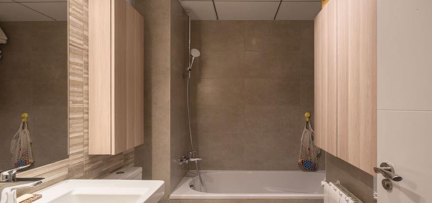 Baño Estilo moderno Color beige, beige, blanco  diseñado por acertus | Gremio | Copyright si acertus
