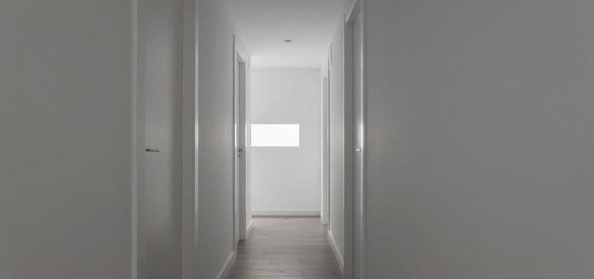 Pasillo Estilo moderno Color beige, blanco, gris  diseñado por acertus | Gremio | Copyright acertus