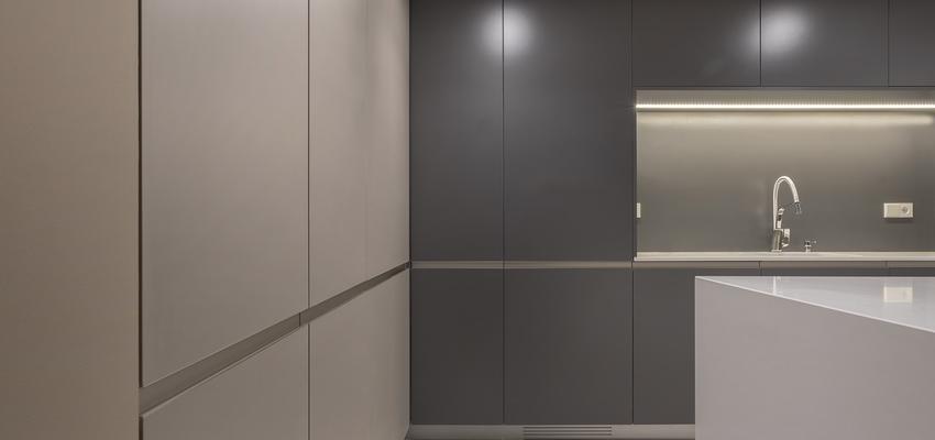 Cocina Estilo moderno Color blanco, gris, gris  diseñado por acertus | Gremio | Copyright acertus