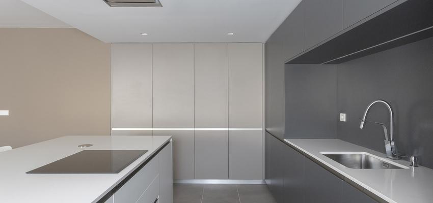 Cocina Estilo moderno Color blanco, gris, gris  diseñado por acertus | Gremio | Copyright acertus