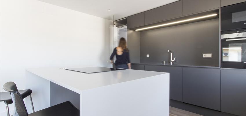Cocina Estilo moderno Color blanco, gris, gris  diseñado por acertus | Gremio | Copyright acertus