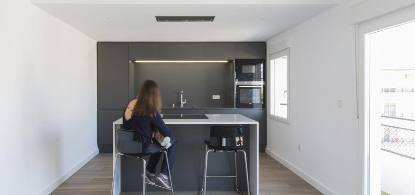 Cocina Estilo moderno Color blanco, gris  diseñado por acertus | Gremio | Copyright acertus