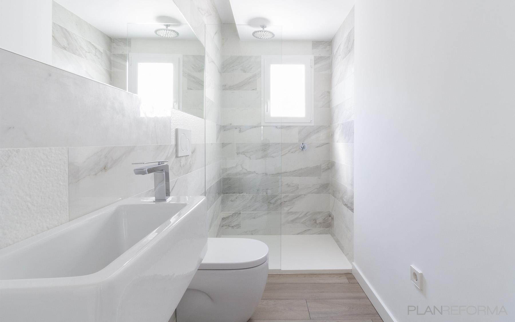 Baño Estilo moderno Color blanco, gris, gris  diseñado por acertus | Gremio | Copyright acertus