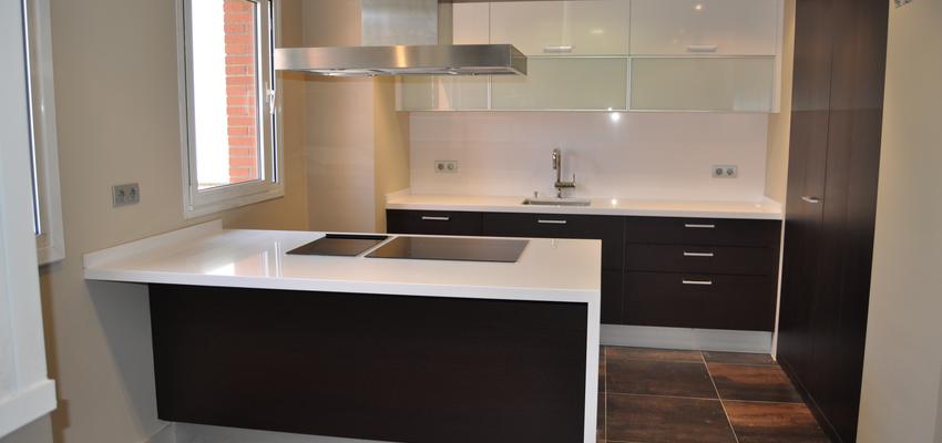 Cocina Estilo contemporaneo Color beige, marron, marron, gris, gris  diseñado por Study Decoració Hi-Tech | Interiorista 
