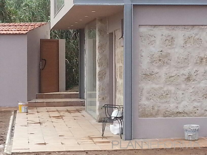 Balcon, Exterior, Galería style rustico color beige, blanco, gris  diseñado por Maskemodulo | Gremio | Copyright MASKEMODULO