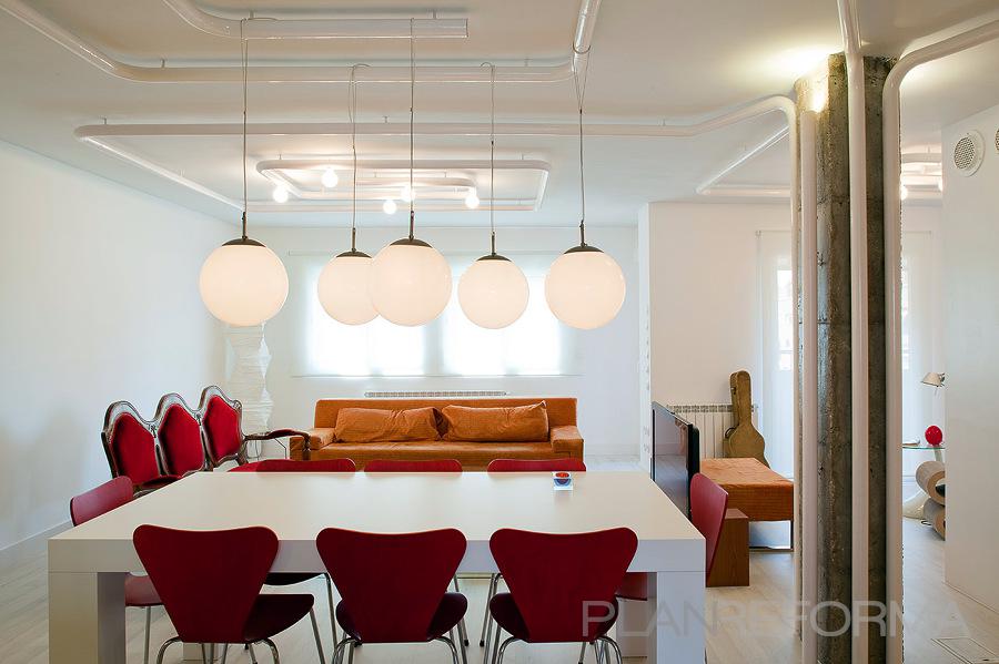 Comedor, Salon style moderno color rojo, ocre, beige, blanco  diseñado por manuel | Interiorista 
