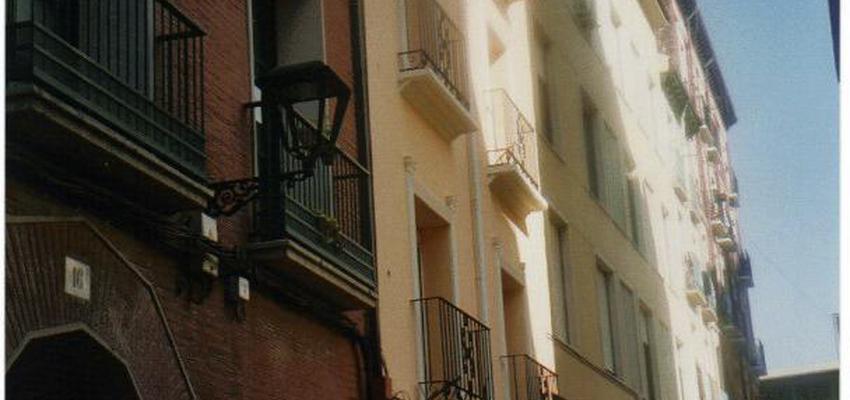 Balcon, Escalera, Exterior style clasico color amarillo, azul, dorado  diseñado por reformas y rehabilitaciones del hogar sc  | Arquitecto Técnico 