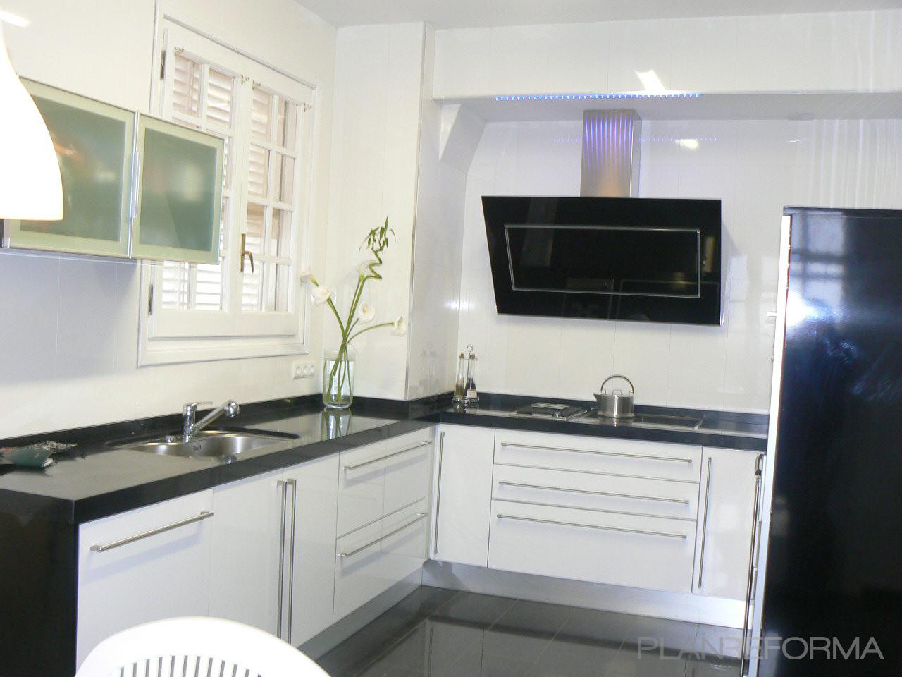 Comedor, Cocina style contemporaneo color rojo, azul, rosa  diseñado por reformas y rehabilitaciones del hogar sc  | Arquitecto Técnico 