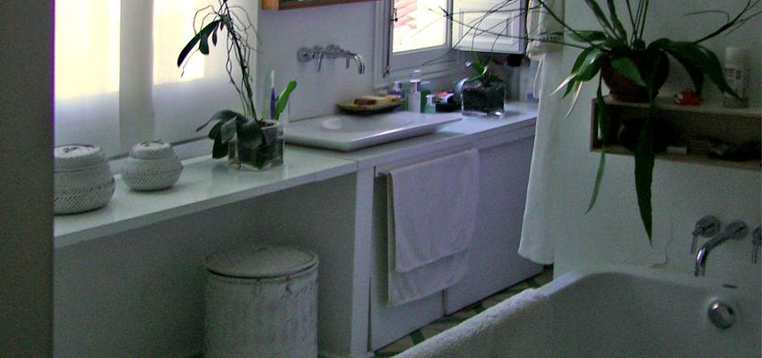 Baño Estilo vanguardista Color marron, verde, blanco  diseñado por Jorge Ciboure | Arquitecto 