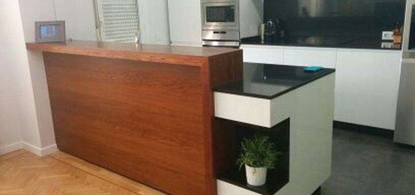 Cocina Estilo moderno Color marron, blanco, gris, negro  diseñado por Jorge Ciboure | Arquitecto 